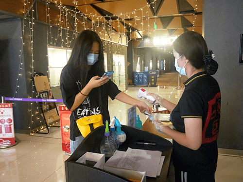 请出示电影票,并扫描健康码,测量体温……"在中影国际影城的检票口