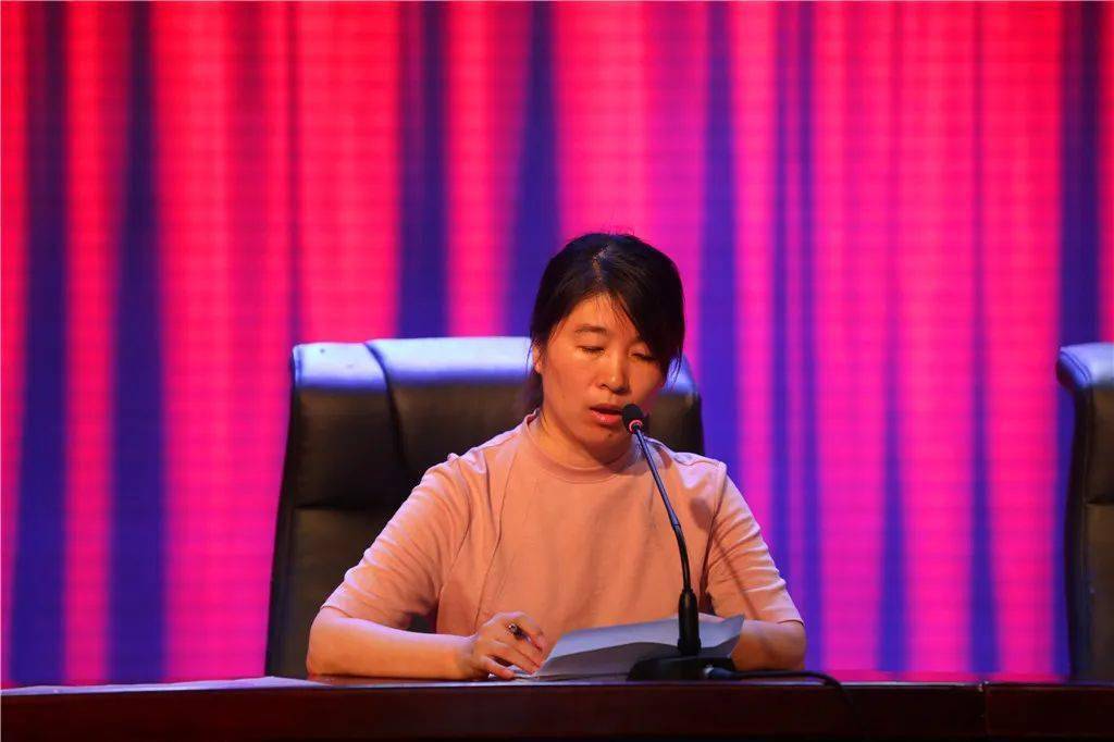 颜雪贞首先向全体教师宣布局党组的任命通知,并对张雪莲校长加入福泰