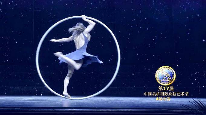 美女带来杂技滚环动作轻盈优雅真是一个赏心悦目的表演