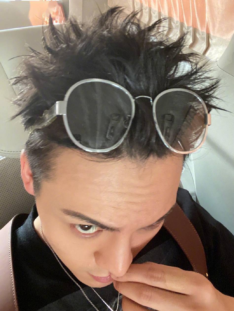 陈伟霆晒照秀新发型参差林立像"头上顶个八爪鱼"