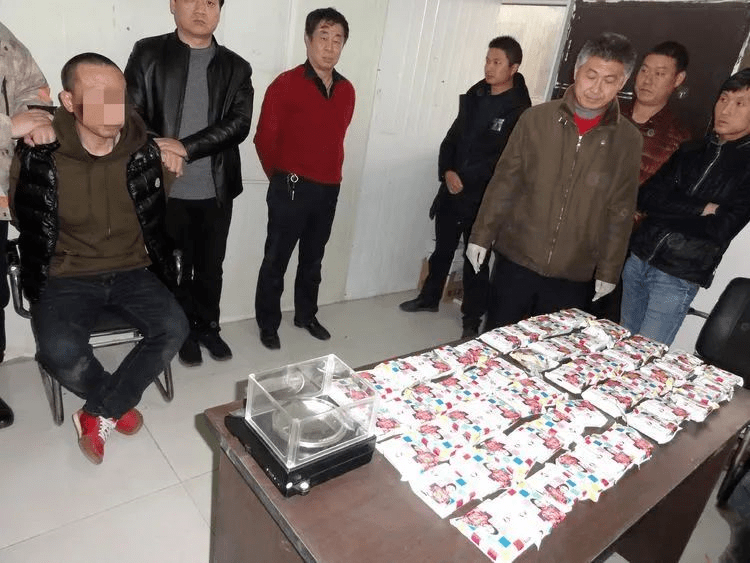 经突击审讯,专案组民警得知其中一名男子正是梁某坤,另一名男子名叫孙