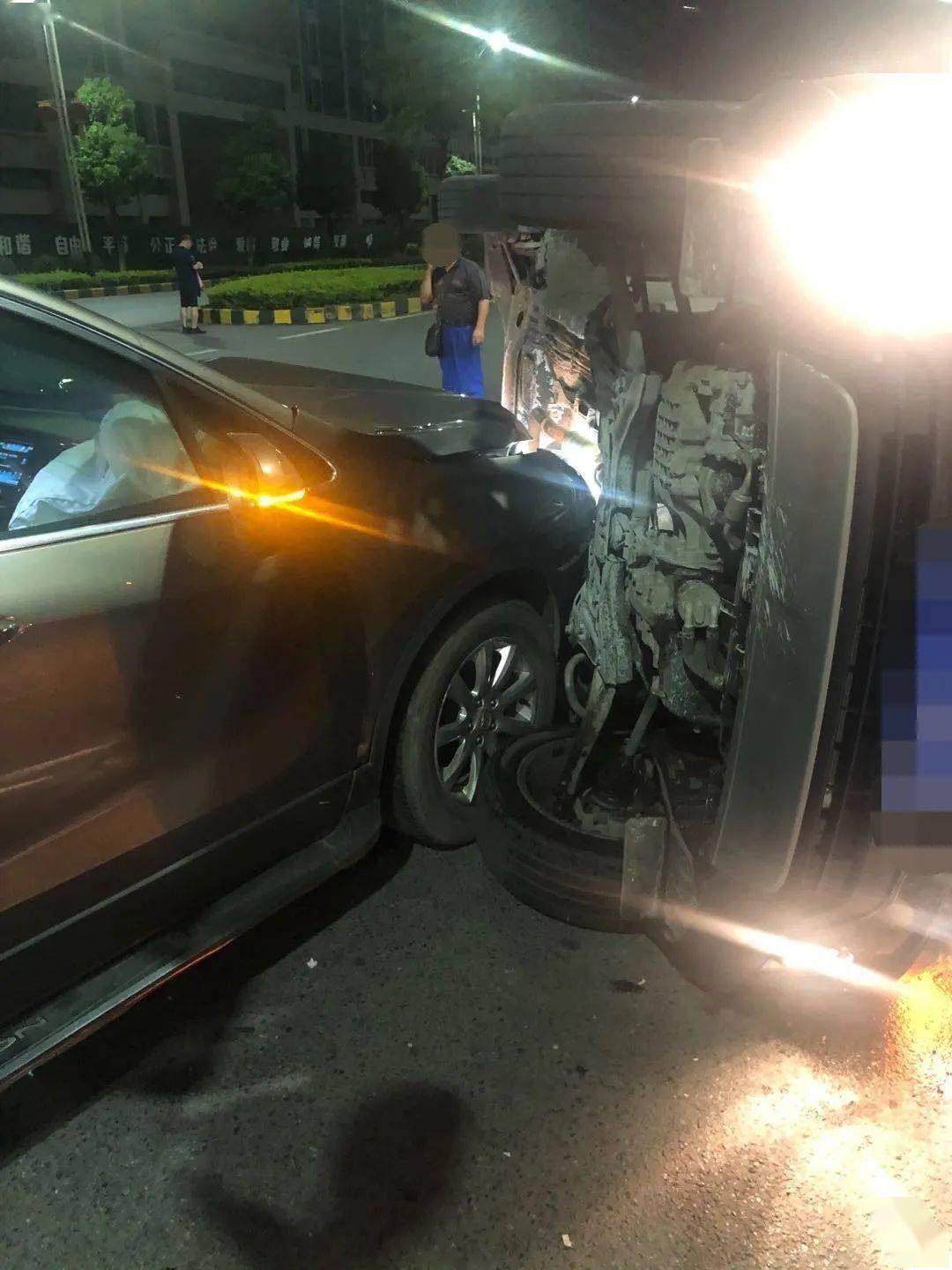 曲江接连发生两起交通事故一小车被撞侧翻朝天现场