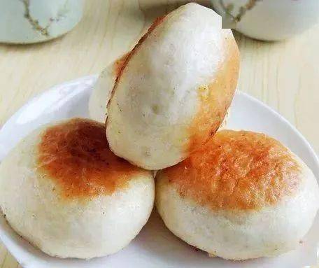 这是喝过汽水的包子金黄香脆还没出锅大家等着吃