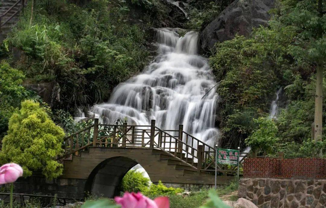 白石岩白石岩风景区位于虎邱湖西龙踪山顶峰,白石岩,因岩石胸白而得名