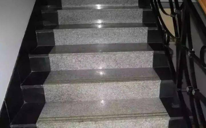 这些防滑工艺,容易使石材表面藏污纳垢,这也是楼梯踏步保养起来比较