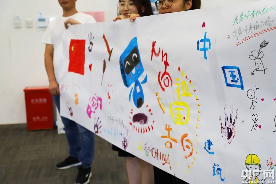 大家亲手用画笔记录着自己对祖国记忆里的点点滴滴,有鲜艳的五星红旗