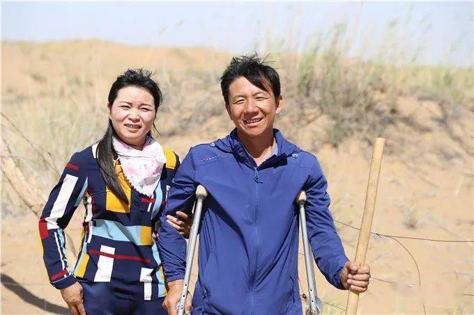 观察阿拉善盟独腿大侠种下30万棵花棒守护爱情