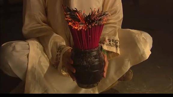 天下粮仓蝉儿要熏瞎自己小梳子想劝阻她法师却明白她的心意