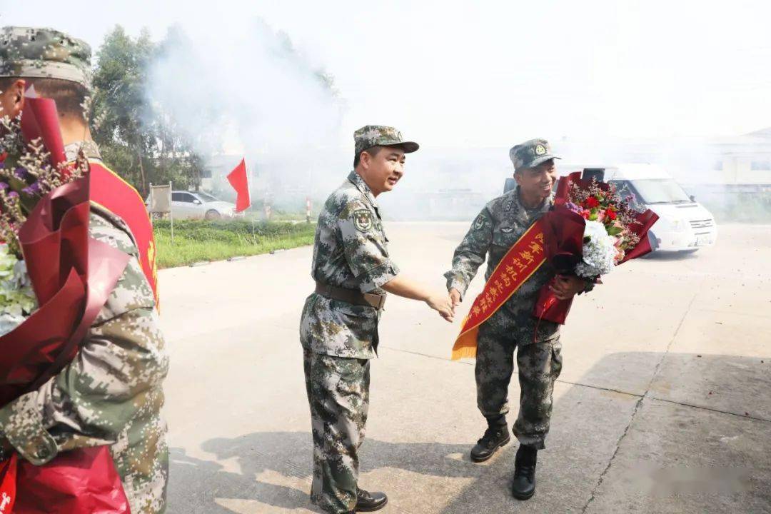 南部战区雷鸣图片