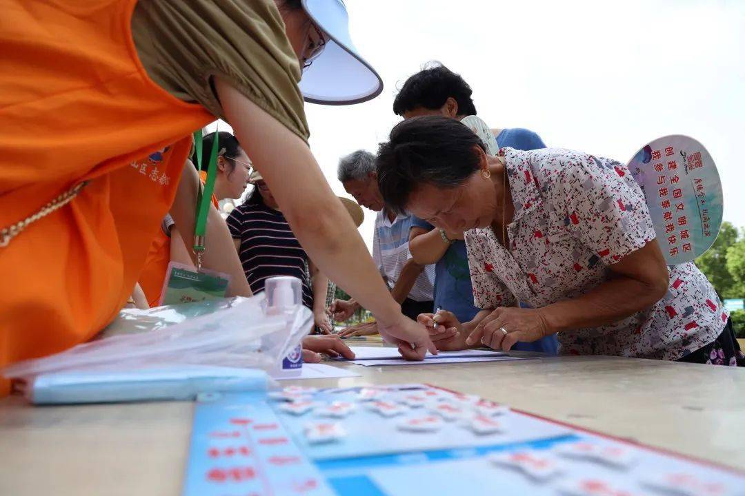 向居民派送1把全国文明城区测评调查新增题型答题指南宣传扇《市民