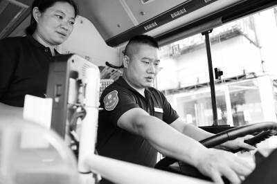 他回家时我已睡着我出门时他还没醒_尹燕青