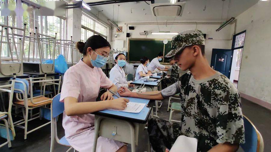 学军人风采强自身素质三台中学2020级高一新生军训同时接受体检