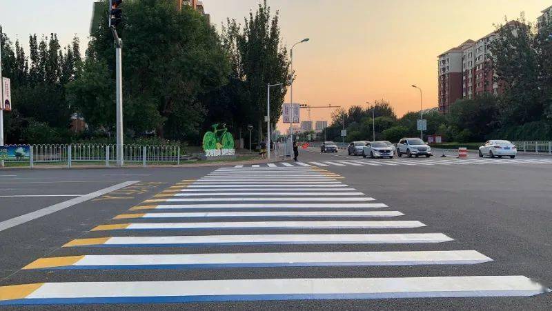 文明交通西青区陆续在11个路口施划3d斑马线