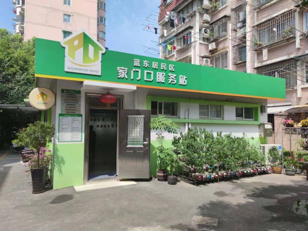 峨海小区门口摆放着一只橘黄色智能箱柜.