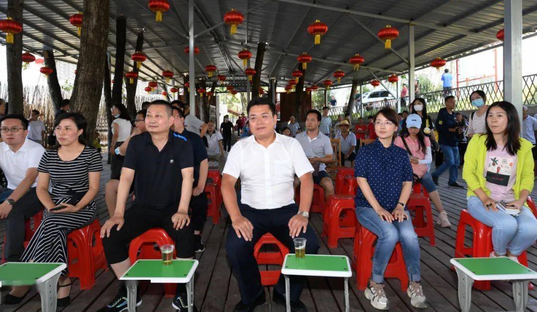 部长王正强省委宣传部新闻处四级调研员郝艳芳走进保康大型主题采访团