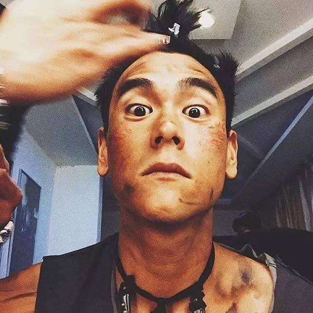 彭于晏在微博秀了波肌肉,迷妹们就hold不住了!