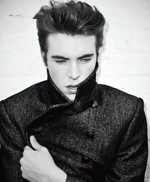 男主角是巴宝莉男模出身的英国男演员汤姆·休斯.