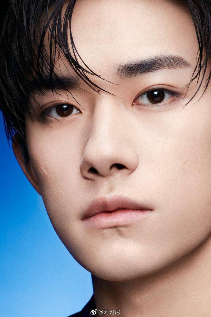 易烊千玺怼脸大片释出 和代言人一起保持自信与从容