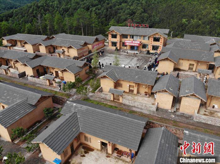 四川凉山三河村破旧土坯房变身彝家新寨