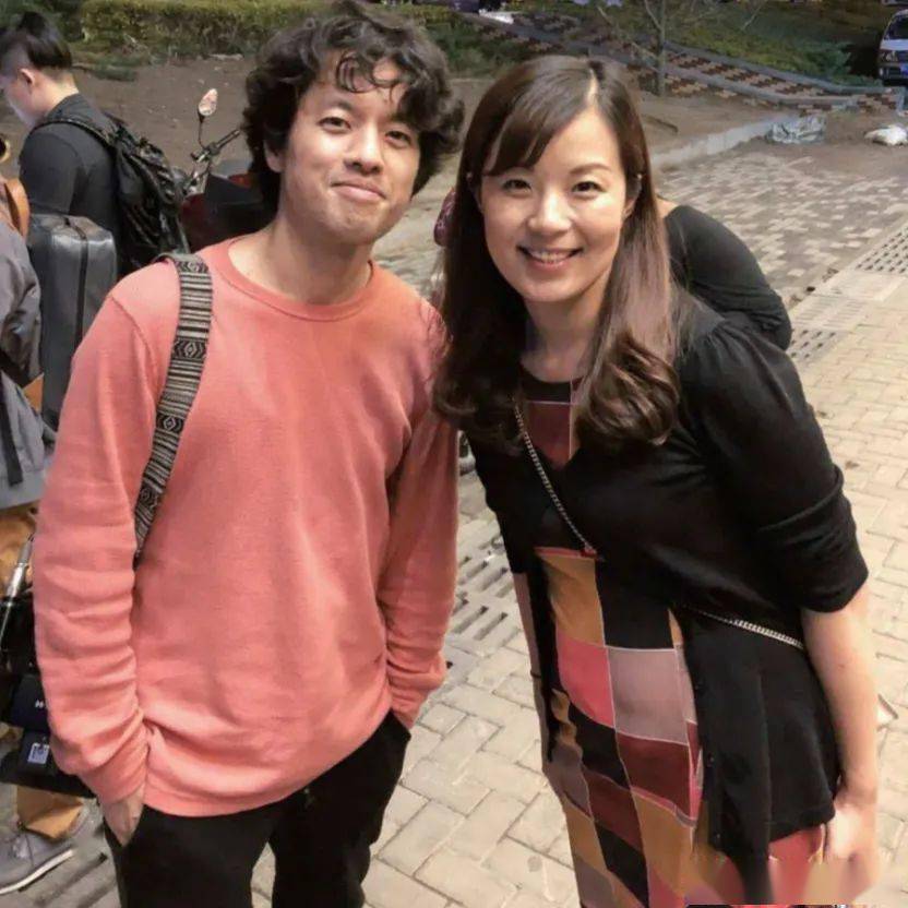 竹内亮与妻子赵萍竹内亮喜欢中国人的"随便",不过分在乎别人的眼光和