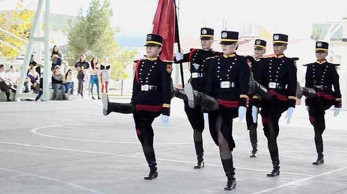 秘鲁仪仗队正步表演女兵这机器人般的动作简直太霸气