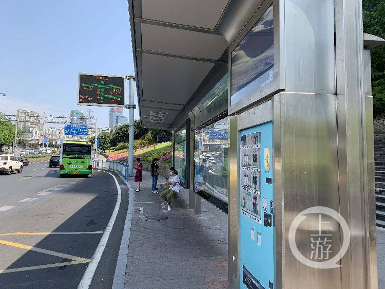 重庆公交车站升级了有电风扇摄像头可无线充电