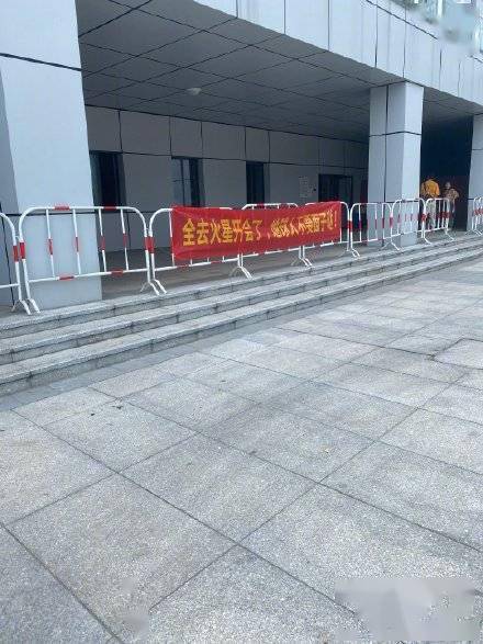 谦友沙雕应援又出圈火星录制场外拉横幅喊话薛之谦