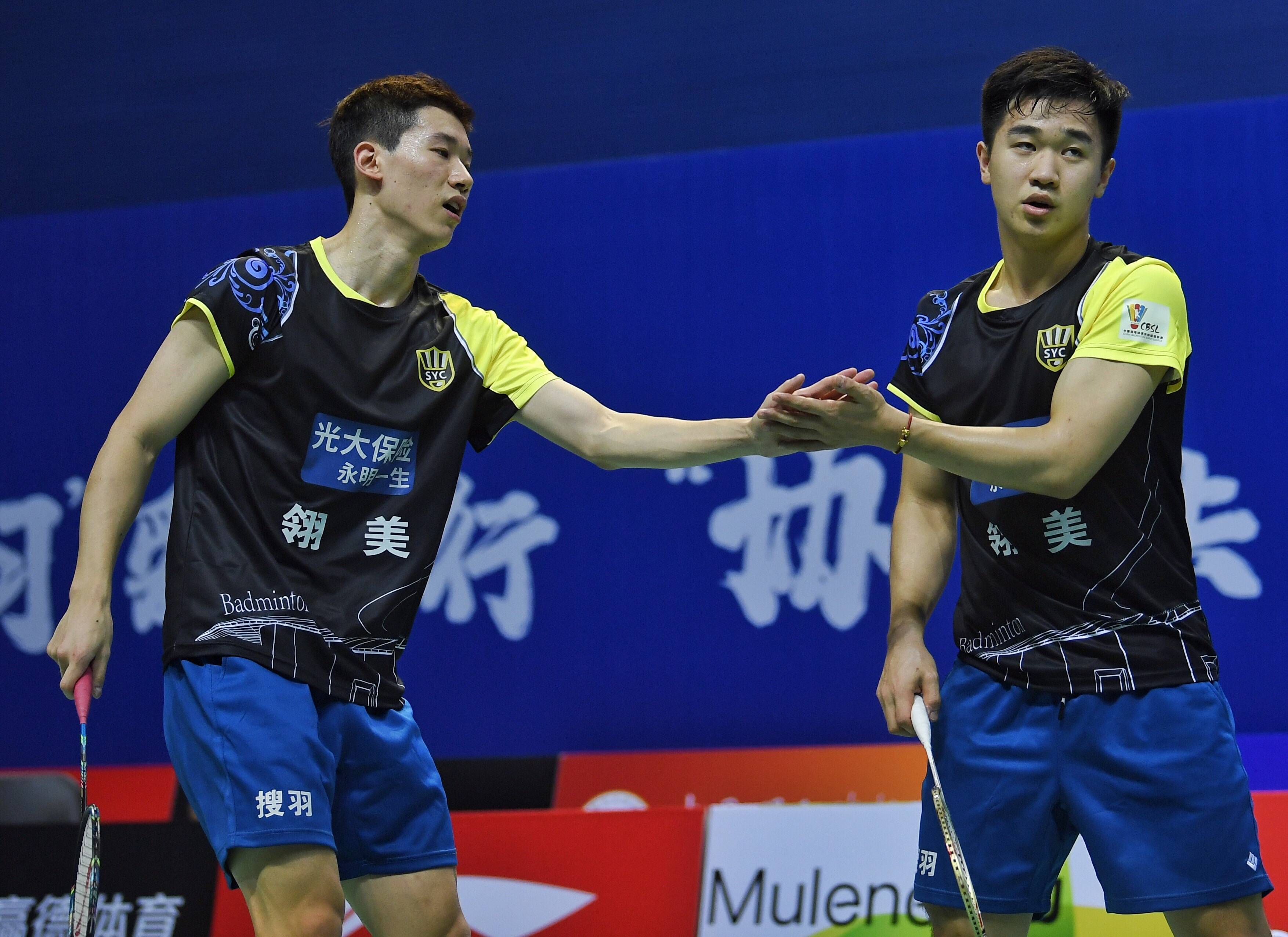 8月31日,安徽搜羽队组合谭强/郭徐祎(右)在比赛中.他们在混双