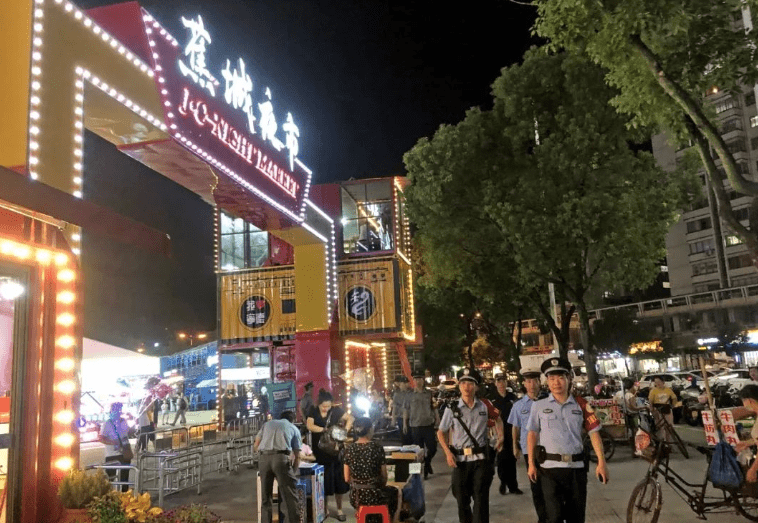 万郦义警巡逻队蕉城夜市街头帅气的风景