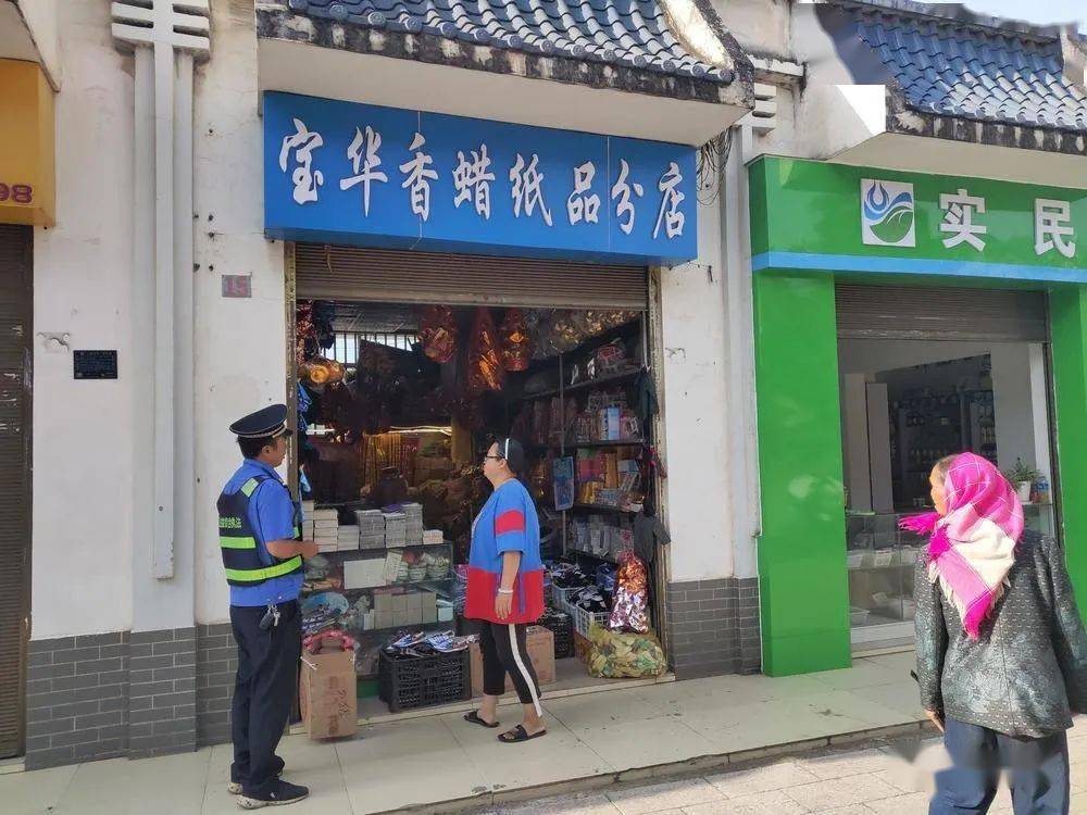 发放讲解文明祭祀的重要意义,重点对城区香纸店铺做好宣传引导工作