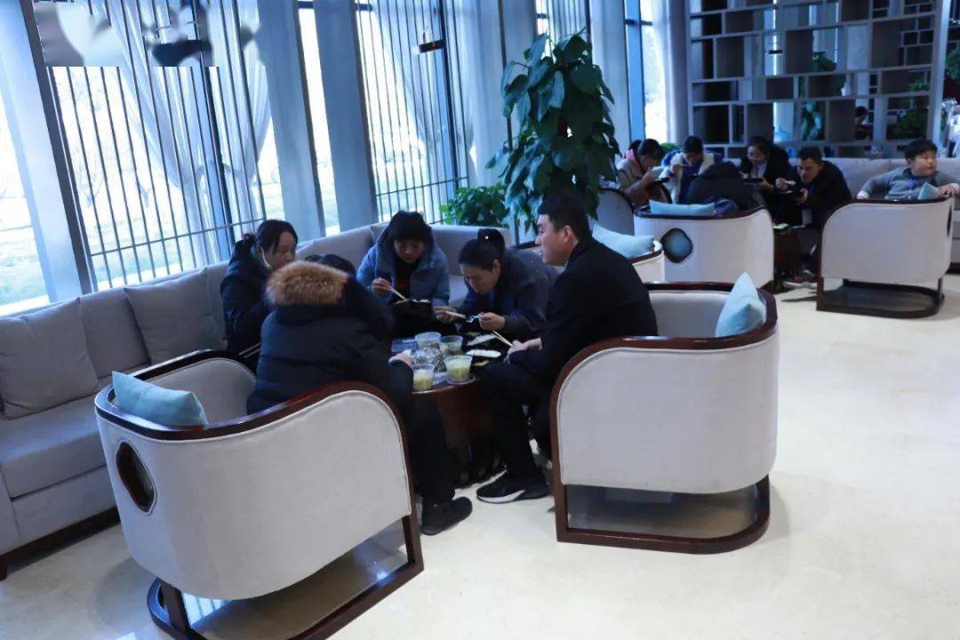 看房团自举办以来,已成功组织近百场,集结网友上千人,成交客户百余组