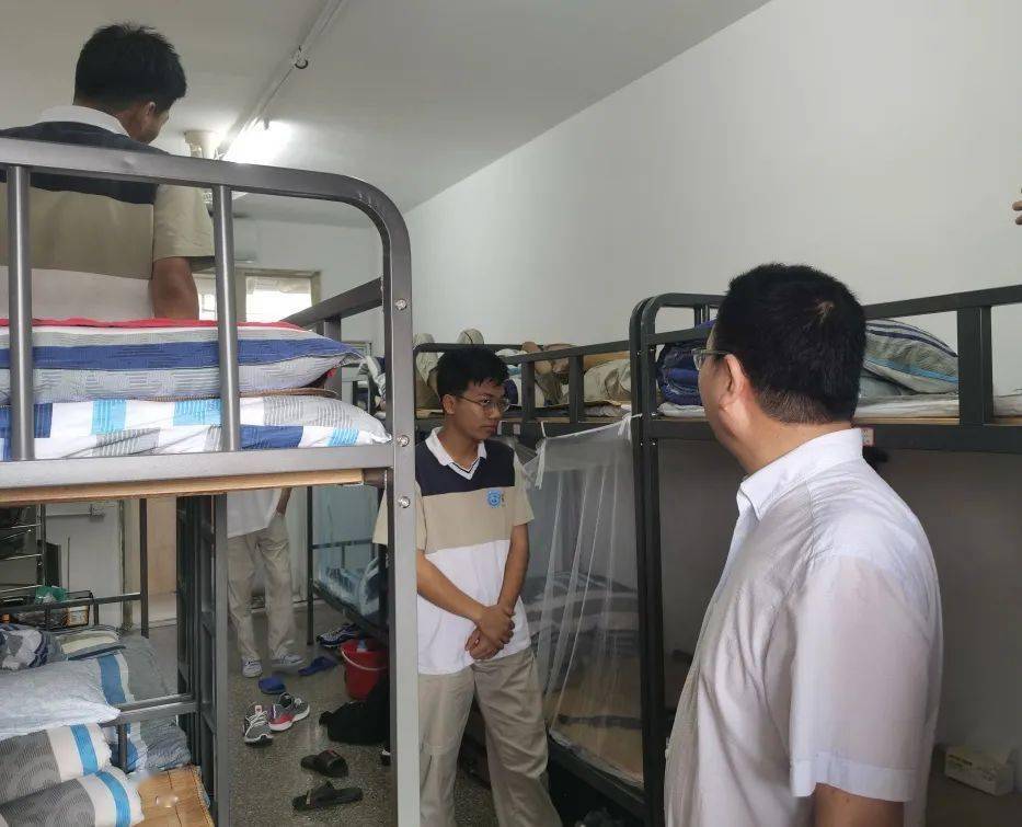 温州市教育局党委书记局长郑建海到温二职专督查秋季开学工作