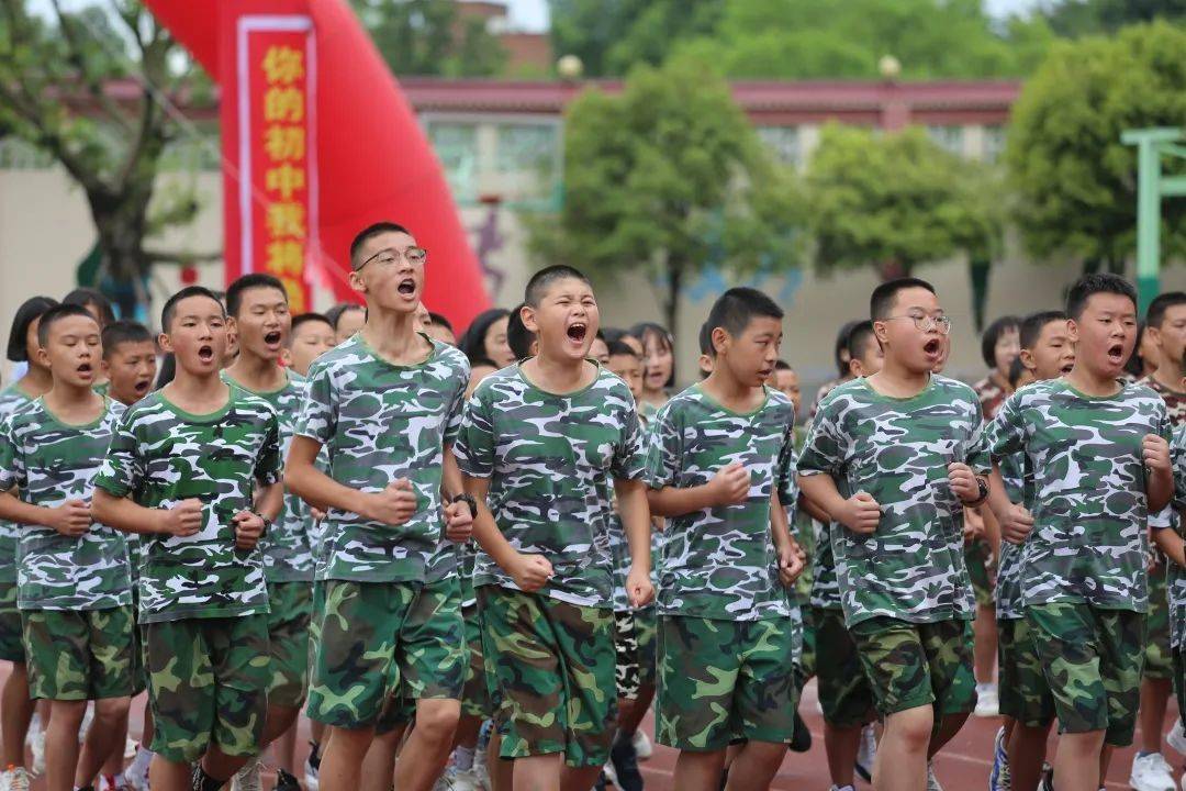 眼里有光心中有梦泸二外2023届新生军训总结大会