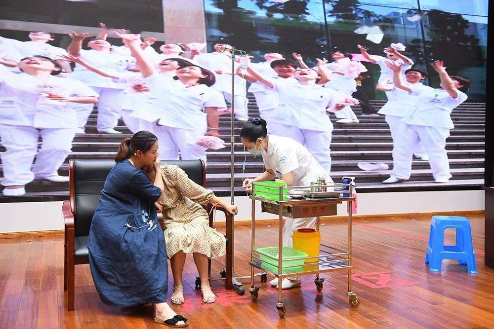 正如我们护士自编自唱的那样……通过这次门急诊系统礼仪情景剧比赛