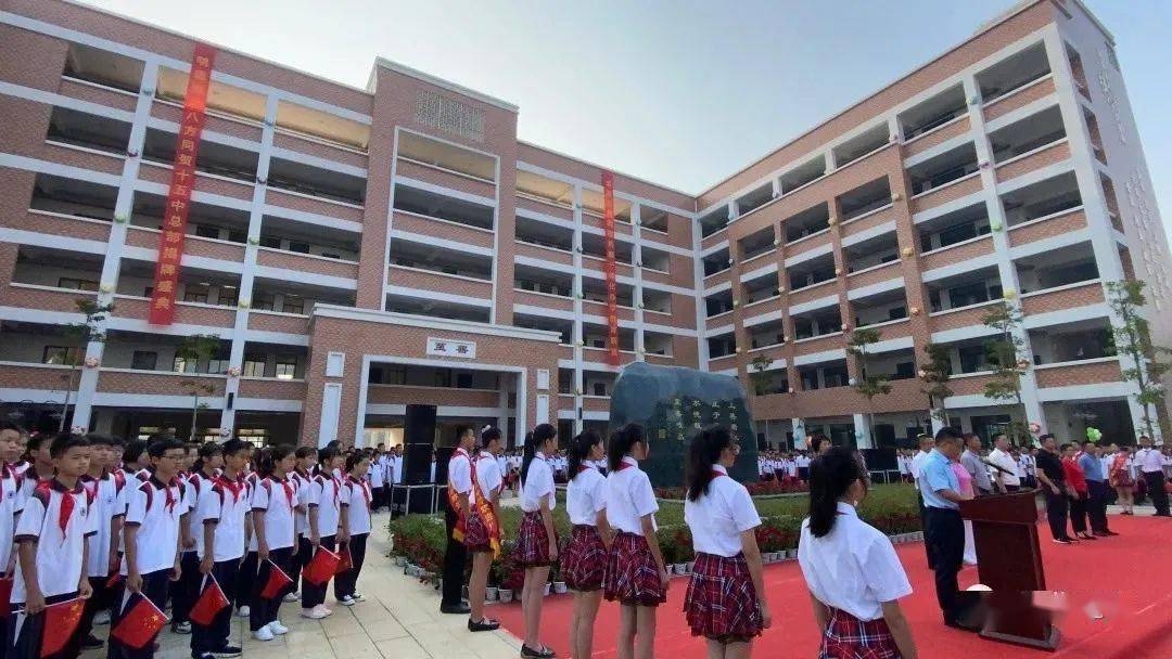 柳州市第十五中学校服图片
