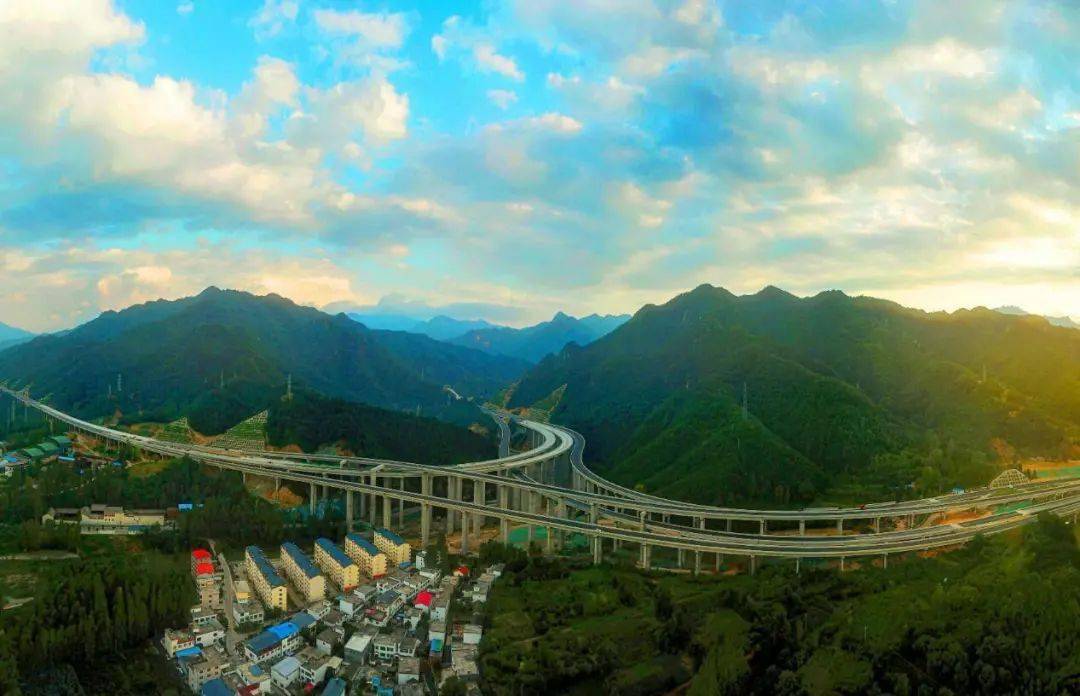 郑西高速尧栾段大山里亮丽的风景线年底通车后到栾川旅游更方便