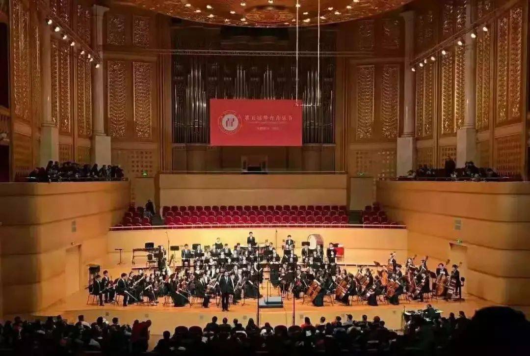 图书馆前合影培养成效截至2018年9月,武汉大学弘毅学堂已有五届毕业生