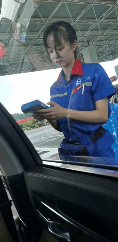 刷爆微信群珠海加油站惊现最美员工神似迪丽热巴