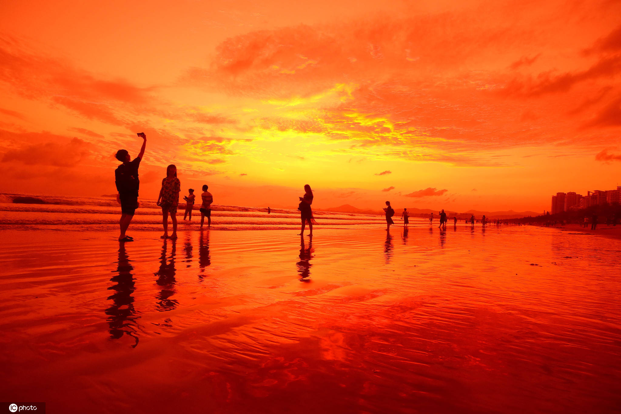 2019年4月22日,海南三亚,人们在海南省三亚市三亚湾海边美丽晚霞中