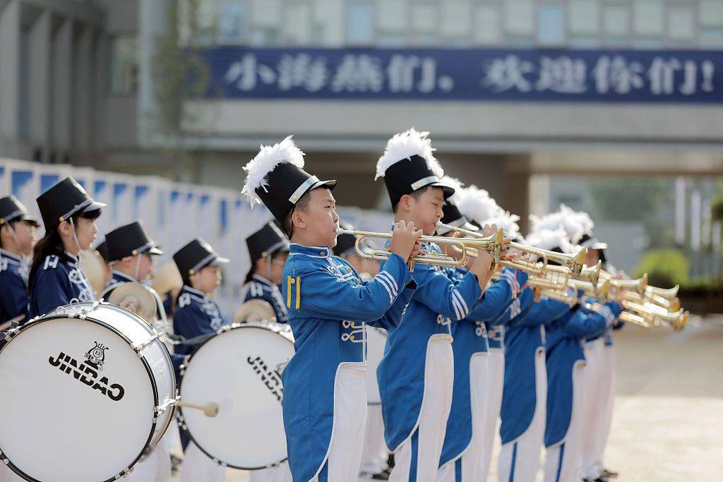 2020年9月1日,杭州市崇文世纪城实验学校门口"军乐队"现场演奏,老师和