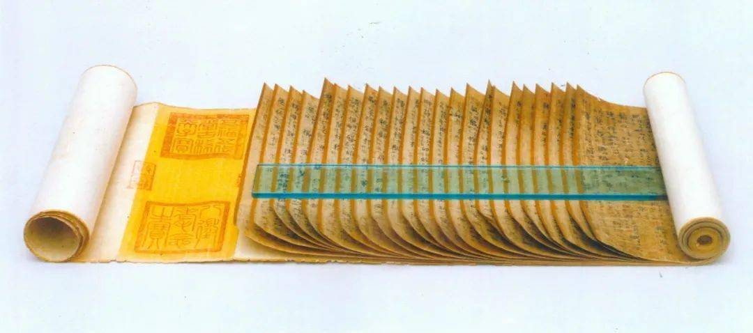 龙鳞装是古代书籍从卷轴向册页过渡阶段出现的一种装帧形式,又称鱼鳞