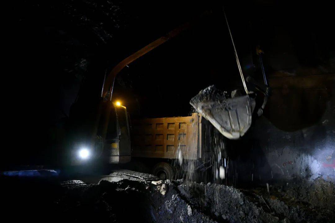 郑万高铁保康段罗家山隧道正式贯通!