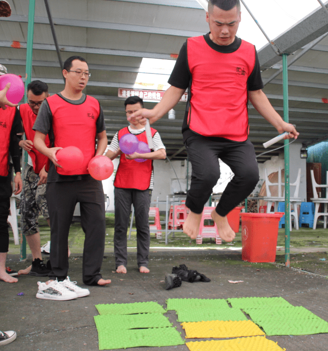 团队接力训练之踏平指压板还有谁,队员们赤脚上阵与指压板完美融合,痛