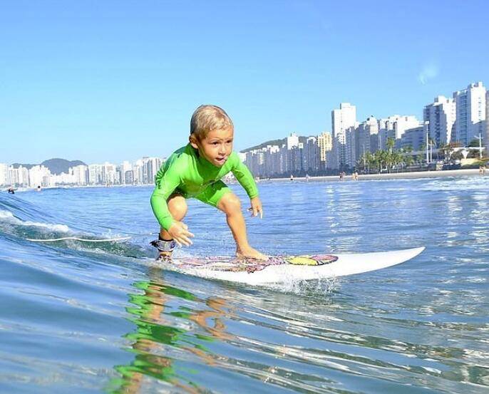 巴西4岁小男孩冲浪技术娴熟 2岁时已学会独自站立