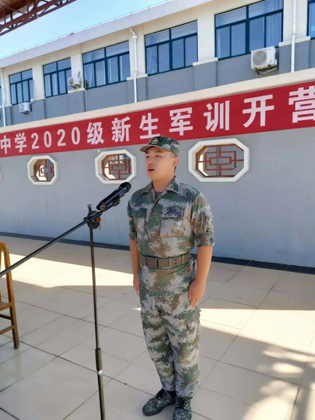 运动场上秋点兵迎来新苗正向阳龙山中学举行2020级新生军训开营仪式
