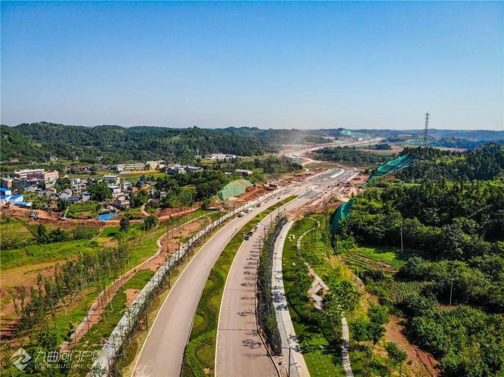 路面施工计划9月完成资阳临空经济区纵二路现已完成面层铺设