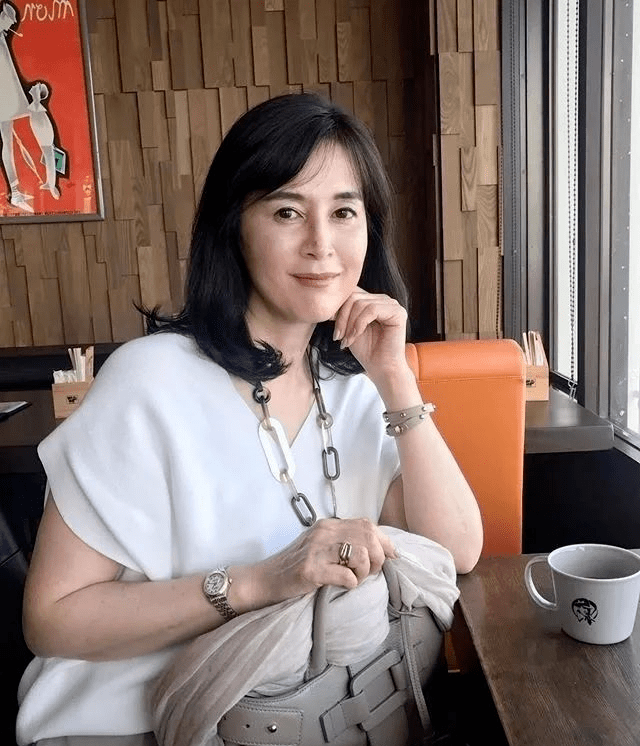 45岁日本博主的穿搭太美了,优雅而从容,中年女人照着穿就对了