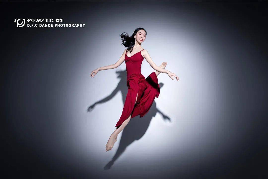 舞蹈这样拍 | 撩动一身红衣长裙,惊艳出众~-搜狐大视野-搜狐新闻