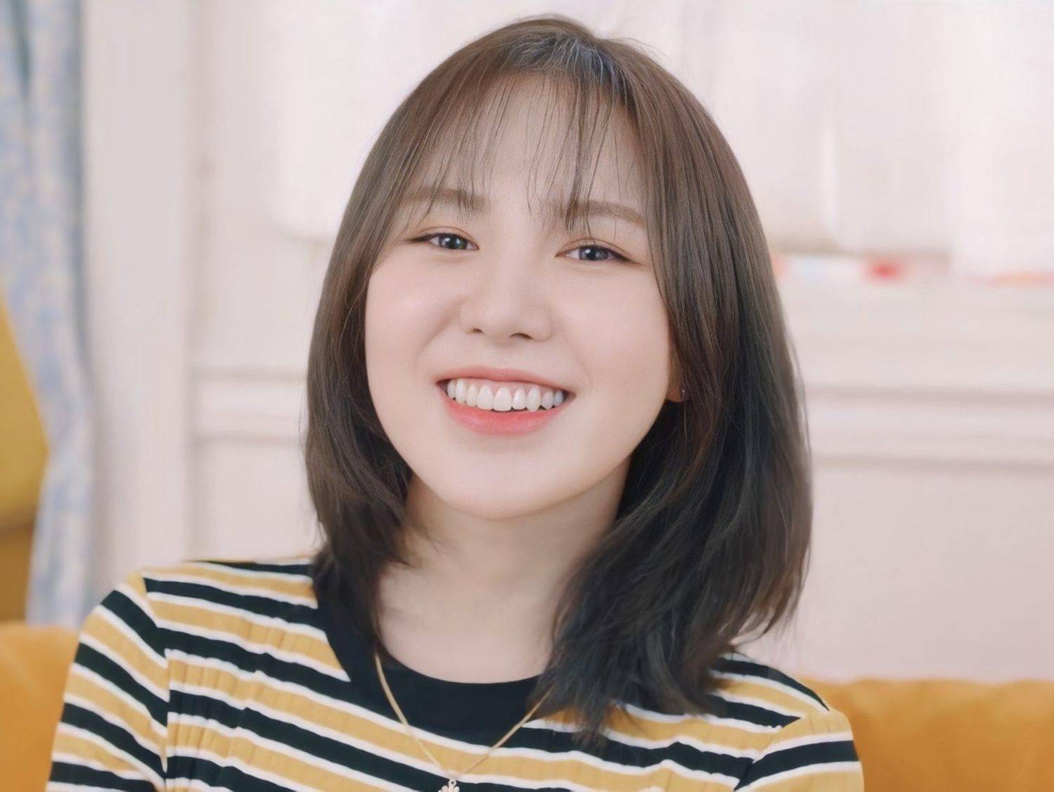 在今天公开的蓝天之日宣传影像中出现的wendy,小完牌笑容超可超sweet!