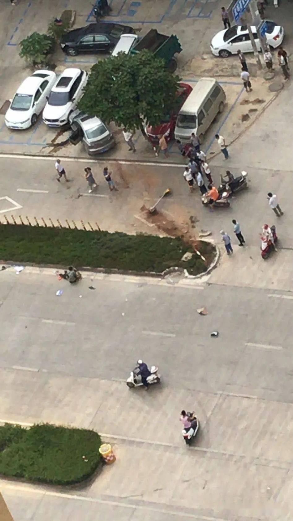 武鸣发生一起车祸,地上有血.